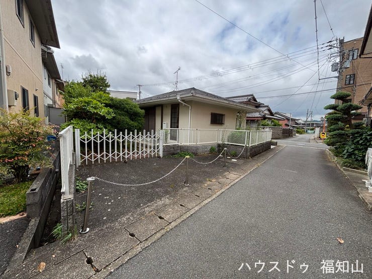現在駐車1台可能。庭部分の外構工事により、駐車スペース増設もご検討いただけます。