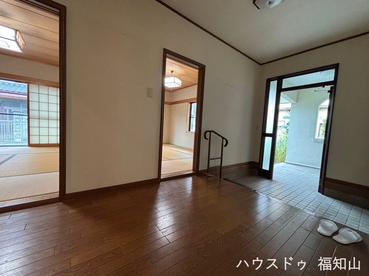 毎日の出入りを安心・快適にサポートする手すり付き玄関。
