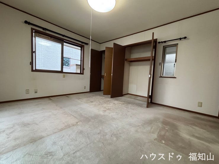 開放感のある大きな窓を備えた寝室は、陽当たり・通風ともに良好。爽やかな風が室内を通り抜け、毎日を快適にお過ごしいただけます。