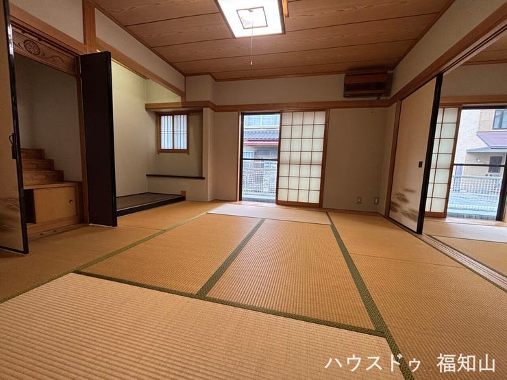 和の美しさを感じられる床の間付きの和室。
丁寧に使用された和室は、日本らしい趣を感じながら、ゆったりとした時間をお過ごしいただけます。
