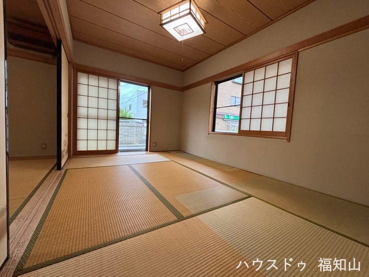 落ち着いた雰囲気が魅力の和室は、来客用やくつろぎ空間としても活躍。
室内は丁寧に使用されており、清潔感のある綺麗な状態です。