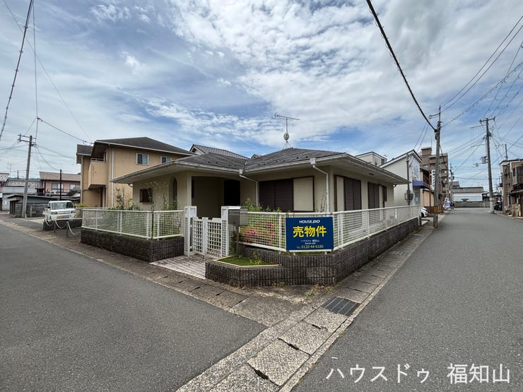 【外観】
近年人気が高まる平屋住宅と店舗付き物件です。
住まい+店舗を叶える、希少な平屋中古物件。