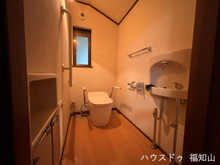 スタイリッシュなタンクレストイレを採用し、空間を広く感じられる快適な設計。
お手入れもしやすく、さらに手すり付きのため、小さなお子さまからシニア世代まで安心してご利用いただけます。