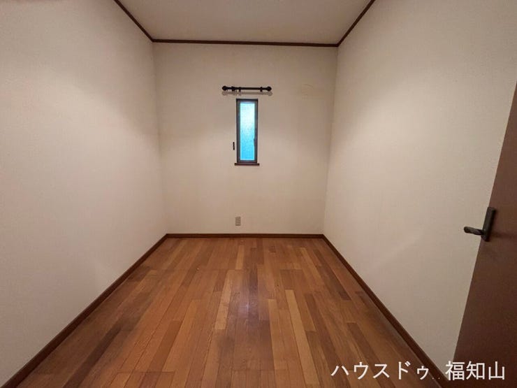 収納力が暮らしやすさを高めます。季節用品や趣味の道具、日用品のストックなどをすっきり収納できる便利な納戸付き。
居住空間を広く使えるため、片付けやすく快適な暮らしを実現します。