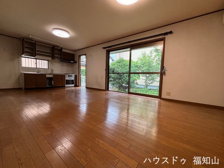 大きな窓からは手入れの行き届いた庭の景色が広がり、室内にいながら四季の移ろいを楽しめます。
自然光がたっぷり差し込む明るいリビングは、家族が自然と集まる心地よい空間です。