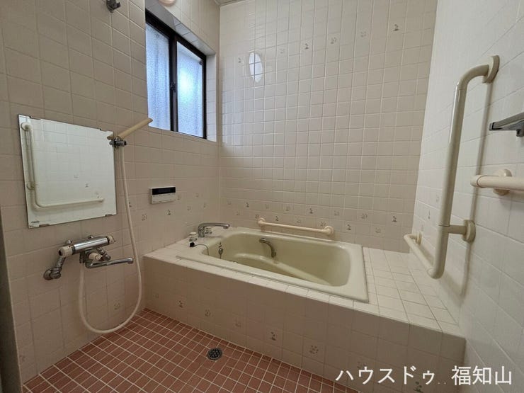 毎日の入浴を安心・快適にサポートする手すり付き浴室。