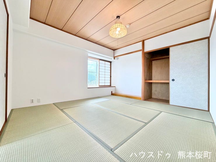 ■1階8帖和室■ゲストをもてなし、昼寝や家事にも使える、畳のぬくもりが心地よい多目的万能スペース。