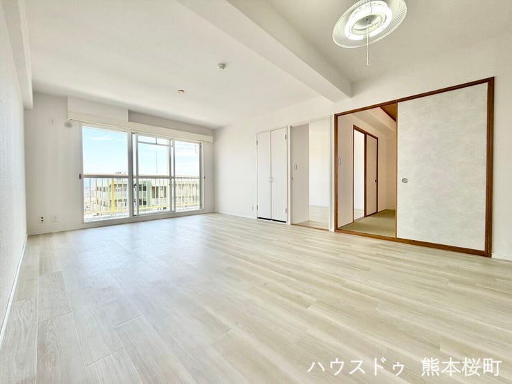 ■安らぎと笑顔の中心地■陽光が優しく降り注ぎ、会話が自然と弾む。ここでは、毎日が特別な時間へと変わります。