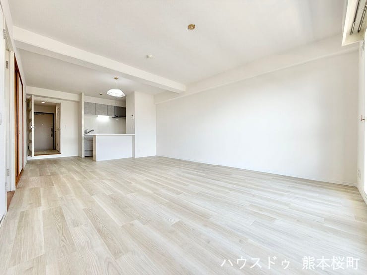 ■安らぎと笑顔の中心地■陽光が優しく降り注ぎ、会話が自然と弾む。ここでは、毎日が特別な時間へと変わります。
