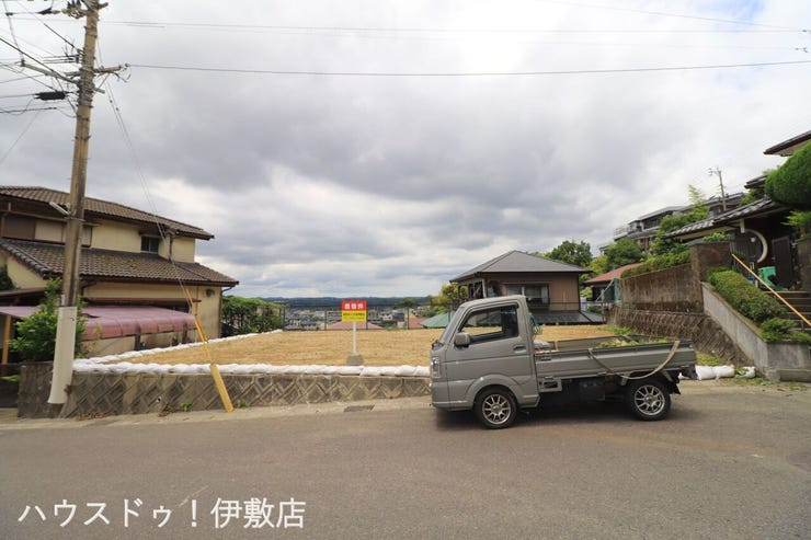 【外観写真】
東向きの土地。南側は一段下がっており、西側も下がっているので、陽当たり良好です