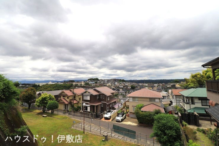 【眺望写真】
敷地西側から見た眺望写真です。手前の公園や住宅地、奥の山々を眺望可能です
