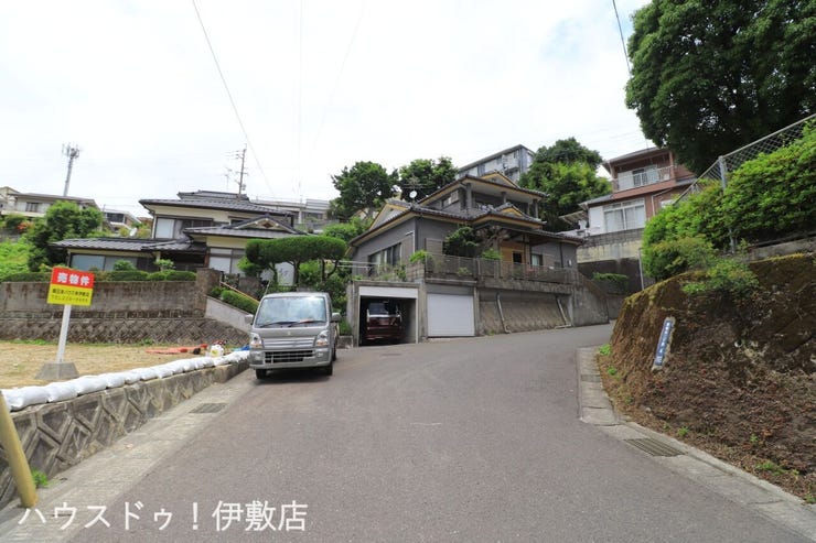 【前面道路】
東側前面道路、南方面
道路向かい側は、辻ヶ丘ひまわり公園になります。