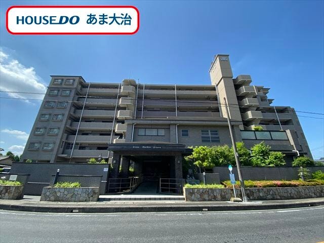 【外観】
スーパー、ドラッグストア等、生活に便利な商業施設が徒歩圏内。JRや名鉄の駅までほぼ同じ距離感で利用できる西市場1丁目にある分譲マンションの1階部分です。