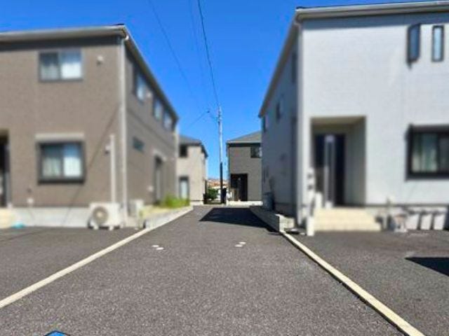 前面道路から敷地前までのアプローチ道路。前面道路から中に入ることでプライバシーが守りやすいですね
(2026年5月29日 撮影)