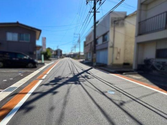 幅員約7.3mの前面道路です。普通車が余裕を持ってすれ違うことの出来る道幅です。もちろん、大型車も余裕を持って通行出来ます。
(2026年5月29日 撮影)