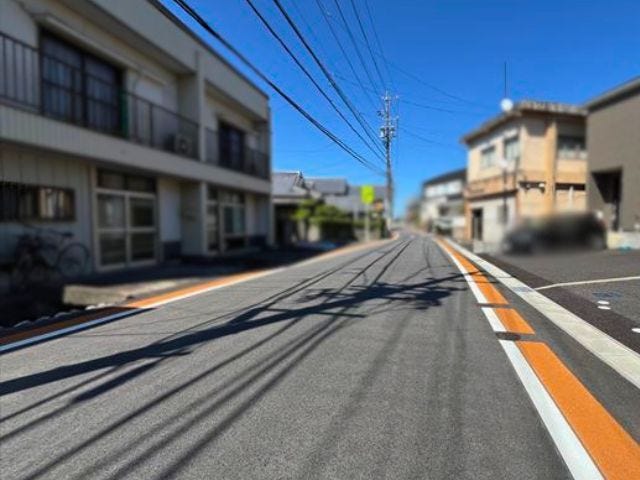 幅員約7.3mの前面道路です。引越し業者のトラックも問題なく停めて置くことが出来る道幅です。
(2026年5月29日 撮影)