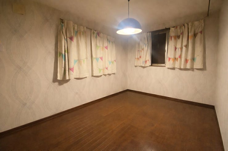 やわらかな柄クロスと明るい窓まわりが心地よい雰囲気をつくる空間☆
幅広い用途に使いやすい一室♪
※AIによる家具消し修正を行っています。