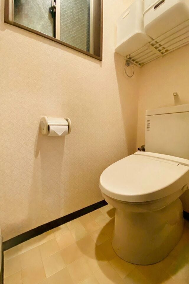 窓があるため換気しやすく、清潔感を保ちやすいお手洗い。
※AIによる家具消し修正を行っています。