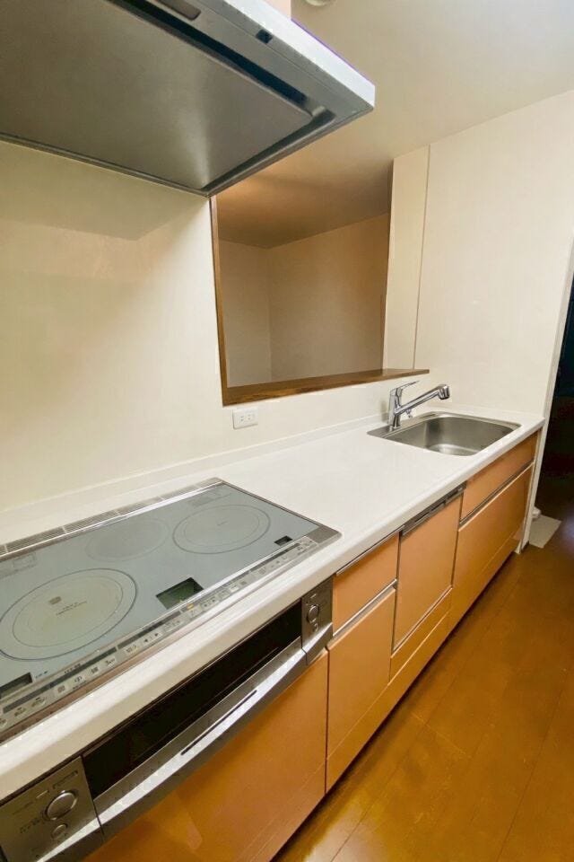 調理・配膳がしやすい一直線のレイアウトで、スムーズな動線♪
※AIによる家具消し修正を行っています。