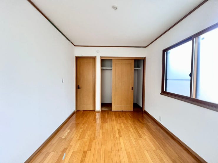 《6帖》クローゼット付きのため、お洋服や荷物をすっきり収納でき、お部屋を広々とお使いいただけます♪