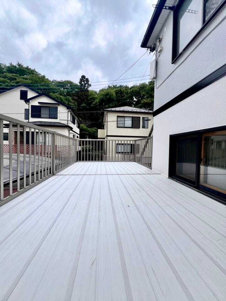 《屋上デッキ仕様カーポート》チェアやテーブルを置けば、青空の下でカフェ気分を味わえるプライベートテラスとしても活用できます♪