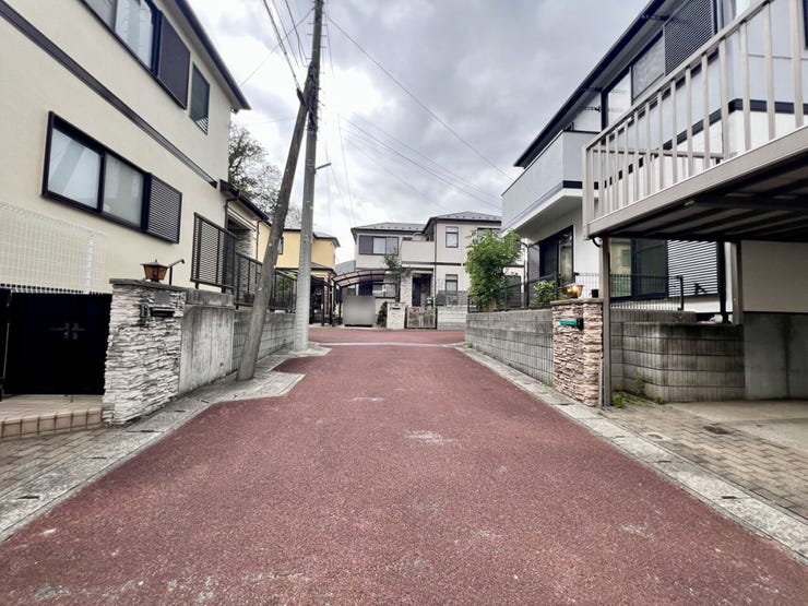 前面道路幅員約5mのため、駐車時の切り返しもしやすく、日々のカーライフが快適♪