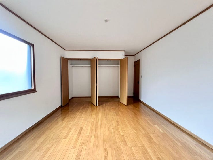 《10.5帖》大型クローゼットを2か所設置♪季節物までしっかり片づけられる収納力が魅力です◎