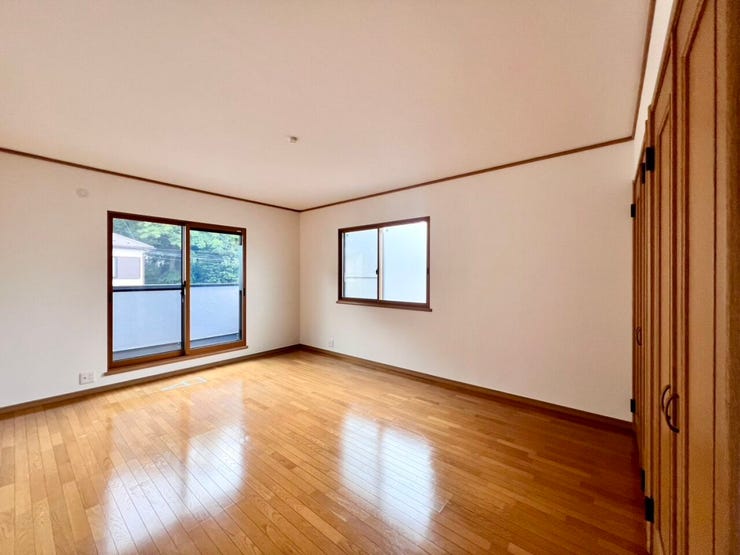 《10.5帖》ベッドやデスクを置いても圧迫感がなく、主寝室としてもゆったりお使いいただけます♪