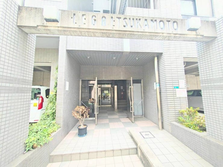 エントランスの奥にはガラス扉が設置されており、明るい光を取り込みながらも不審者の侵入を防ぐ設計です。夜間でも足元をしっかりと照らすダウンライトが配置され、帰宅時の安全性を高めています。