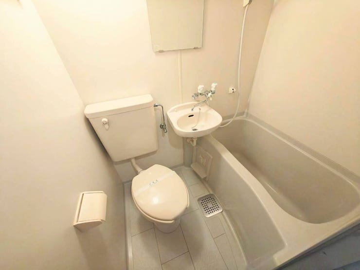 浴室、洗面、トイレが1つにまとまった3点ユニットバスです。水回りの掃除が一回でまとめて行えるため効率的で、日々のお手入れの手間を軽減したい方に適したシンプルな設計です。