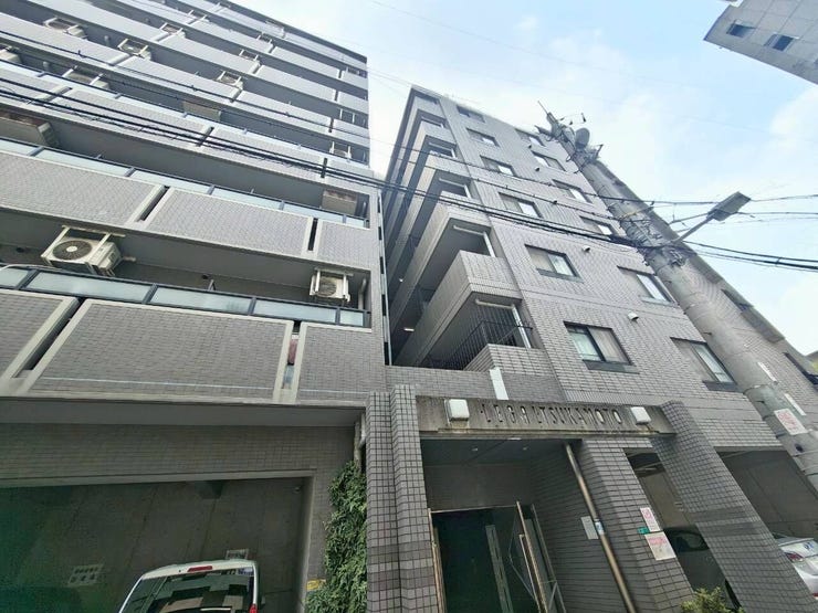 【外観】
都市部へのアクセスがスムーズな立地にありながら、落ち着いた住環境が魅力のマンションです。周辺には日用品が揃う店舗もあり、日々の通勤や通学、買い物の利便性が高く、効率的な生活をサポートします。