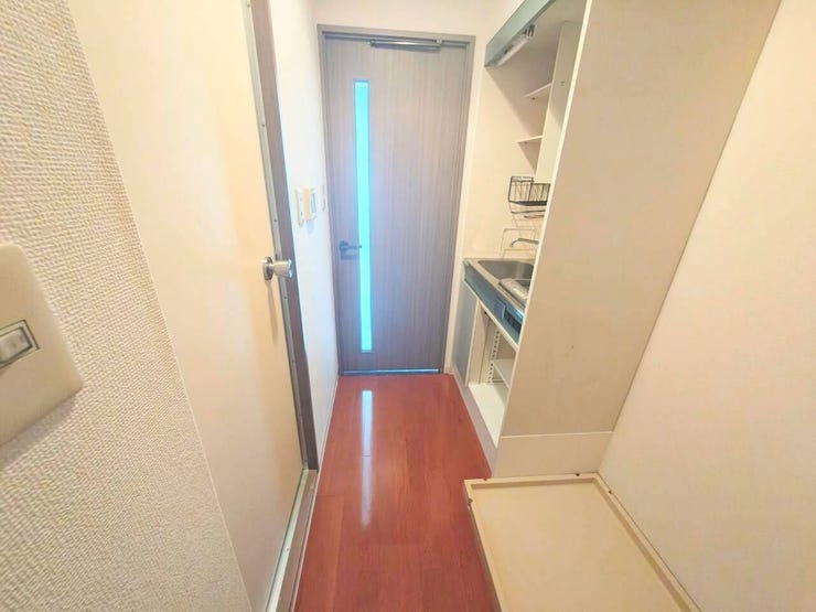 玄関から居室へ続く動線上に、キッチンや洗濯機置き場などの生活機能が効率よく集約されています。都市部での一人暮らしにおいて、移動の手間を減らし、仕事や学業で忙しい毎日をスムーズにサポートします。