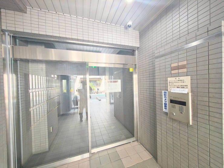 オートロックやカメラによるセキュリティが整っているため、都市部での一人暮らしや夜間の帰宅時にも心強い設計です。雨風が入りにくい風除室タイプで、鍵の出し入れや郵便物の確認も落ち着いて行えます。