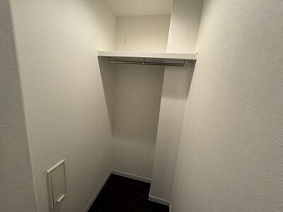 お出かけ前の身支度や帰宅後の上着収納に便利な、使い勝手の良い玄関収納を完備!