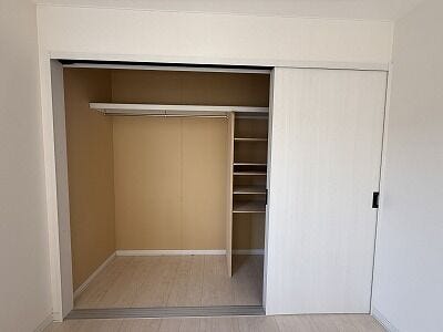 季節物の家電や衣類、大きな家具なども収納しやすい便利な収納スペースを確保しております♪
