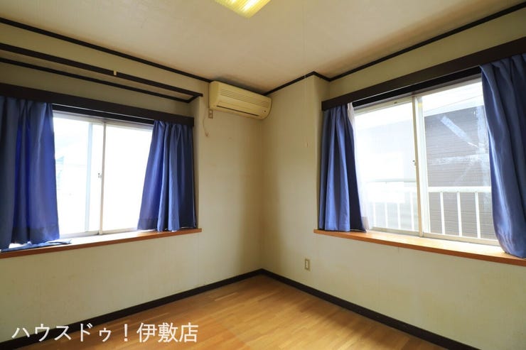 【2F洋室】
二面に窓があるため一日中安定した明るさが保てます。腰高窓なので家具の配置もしやすく模様替えも楽しめそうです。