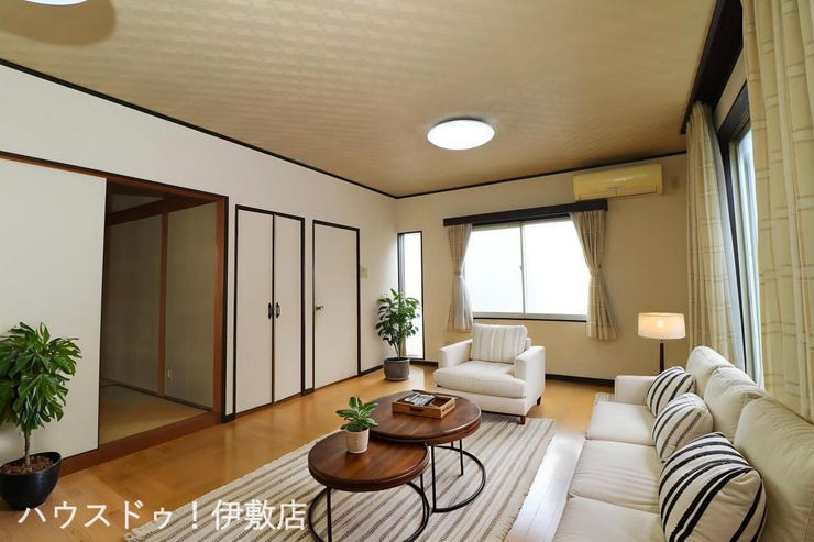 【リビング】
2方向に窓があり、明るいリビングです
※イメージにつき、家具、家電は価格に含まれません
