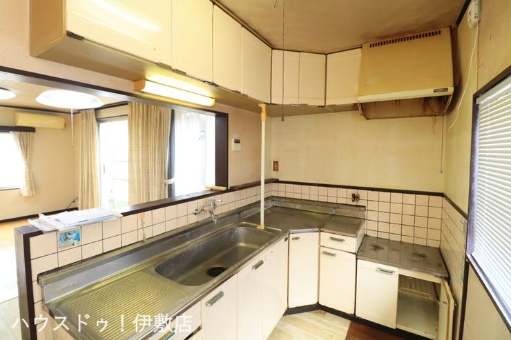【キッチン】
L型キッチンで、調理がしやすいキッチンです。吊戸棚付で収納が多いのはうれしいですね