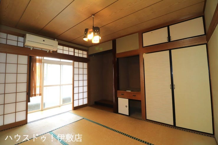 【1F和室6帖】
広縁がついており、掃き出し窓から気持ちの良い日差しが入る和室