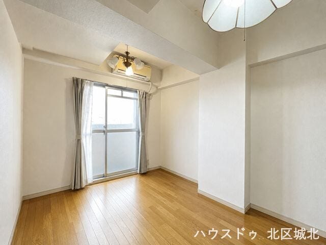 【北側洋室】
イメージ画像(実際の写真をもとに家具等をCGで除去したものになります)