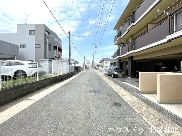【南側前面道路】
車の出し入れがゆったりとできる道幅となっています。