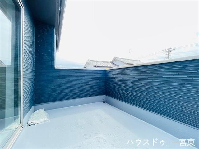 明るい日差したっぷりのバルコニーです♪天気の良い日は気持ち良く洗濯物を干せますね。