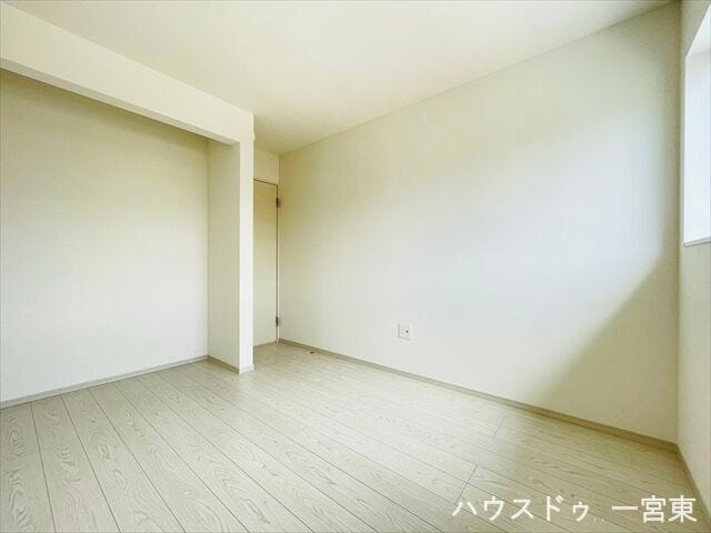 【5.2帖東】朝日がやさしく差し込むお部屋なので気持ちの良い朝を迎えられそうですね。