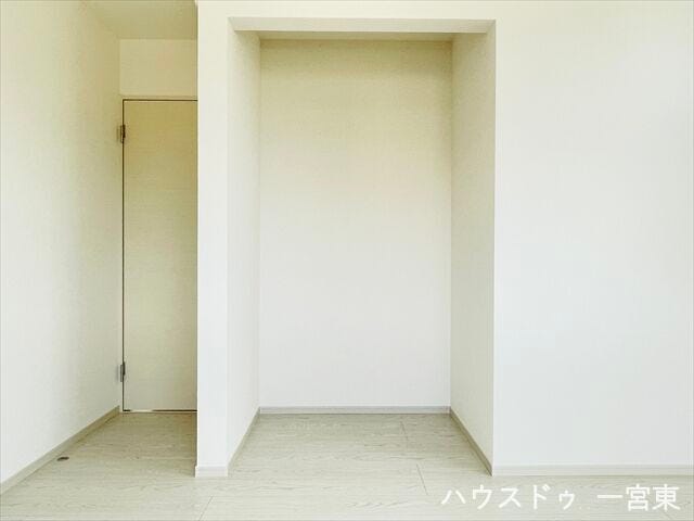 【6.5帖洋室】扉を設けていないので取り出しやすいのがポイント。奥行もあまりないので、さっと必要なものが目に入ります。