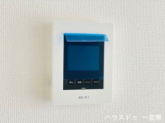 【モニター付きインターホン】訪問者の顔が見えて安心ですね。玄関先まで行かなくても、こちらで対応できます。