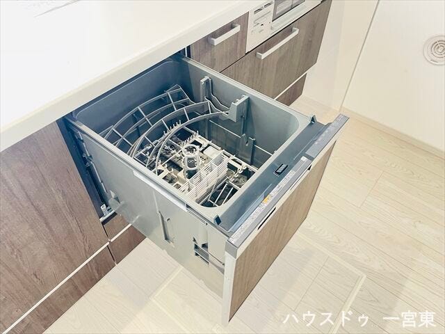 【食器洗浄乾燥機】まとめて洗えてしっかり乾燥。忙しい日でも、キッチンをすっきり保てます。