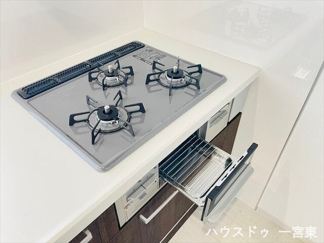 【コンロ】同時に調理ができるので忙しい時も時短になりますね。お魚の他にも焼き物調理を楽しめるグリル付きです。