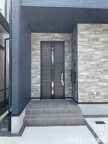ゆとりある広さを確保した玄関ポーチ。毎日の出入りはもちろん、荷物が多いときにも使いやすいスペースです。