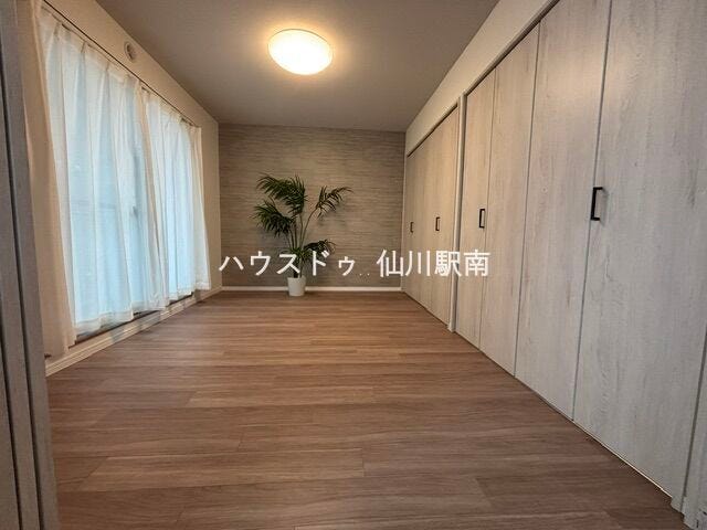 バルコニーのある明るい洋室