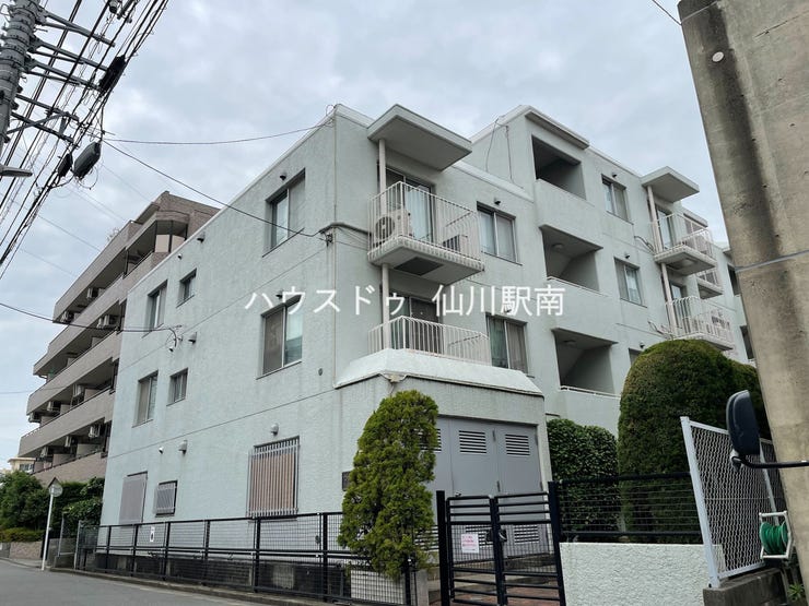 【外観】
低層マンションの為、落ち着いた雰囲気
